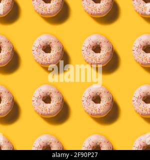 Nahtloses Donut-Muster auf hellem leuchtenden Hintergrund Stockfoto