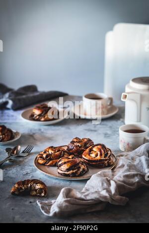 Schokolade Babka Knoten Frühstücksszene Stockfoto