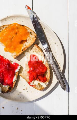 Toastscheiben mit Marmelade und Butter Stockfoto