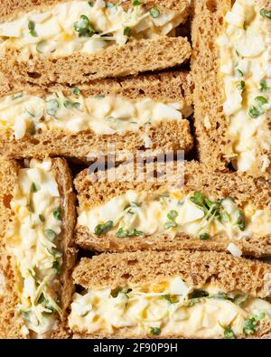 Nahaufnahme von Sandwiches mit Eiermayonnaise auf braunem Brot Stockfoto