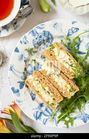 Ein Teller mit drei Sandwiches mit Eiermayonnaise, serviert am Nachmittag Tee Stockfoto