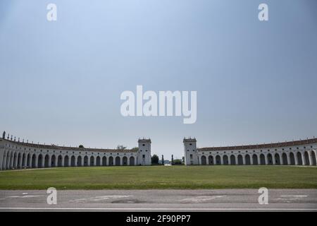 Blick auf die historische Villa Manin in Passariano im Hintergrund Des klaren blauen Himmels Stockfoto