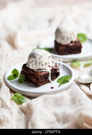 Brownie mit Minzschokolade-Chip-Eis Stockfoto