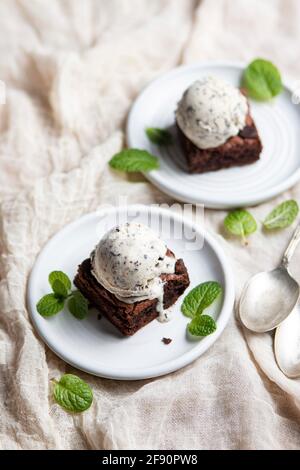 Brownie mit Minzschokolade-Chip-Eis Stockfoto