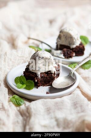 Brownie mit Minzschokolade-Chip-Eis Stockfoto