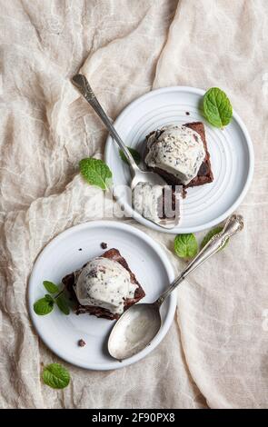Brownie mit Minzschokolade-Chip-Eis Stockfoto