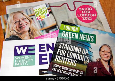 Politische Flugblätter zur Bürgermeisterwahl in London, Kandidat der Grünen Partei von Sian Berry, Frauengleichheitspartei, Sadiq Khan Labor für den Bürgermeister von London im Vereinigten Königreich 2 Stockfoto