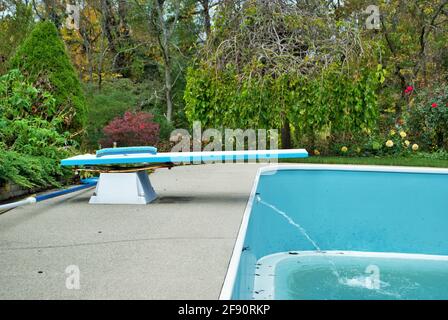 Hinterhof Swimmingpool mit Sprungbrett geleert aus Herunterfahren Für den Winter Stockfoto