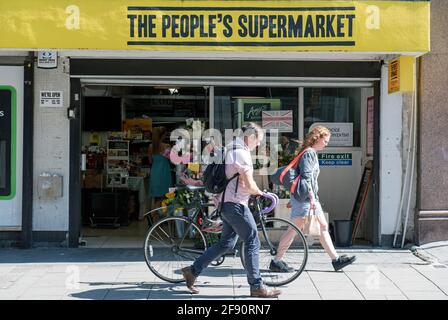 The People's Supermarket with People Passing, Lamb's Conduit St, Holborn, London Borough of Camden, England, Großbritannien, Großbritannien Stockfoto