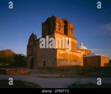 Tumacacori National Monument AZ / APR Erstes Licht wärmt Kino Mission San Jose Tumacacori im Süden Arizonas. Stockfoto