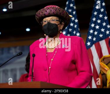 Washington, DC, USA. April 2021. 15. April 2021 - Washington, DC, USA: Die US-Vertreterin ALMA ADAMS (D-NC) spricht auf einer Pressekonferenz über den Paycheck Fairness Act. Quelle: Michael Brochstein/ZUMA Wire/Alamy Live News Stockfoto