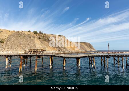 Der alte Rapid Bay Pier ruiniert mit dem Hang dahinter Auf der Fleurieu Peninsula South Australia am 12. April 2021 Stockfoto