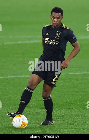 Rom, Latium. April 2021. Jurrien Timber von Ajax bei der Rückkehr des Viertelfinales des Europa League Fußballspiel ALS Roma gegen Ajax im Olympiastadion in Rom, Italien, 15. April 2021. Fotografo01 Credit: Independent Photo Agency/Alamy Live News Stockfoto