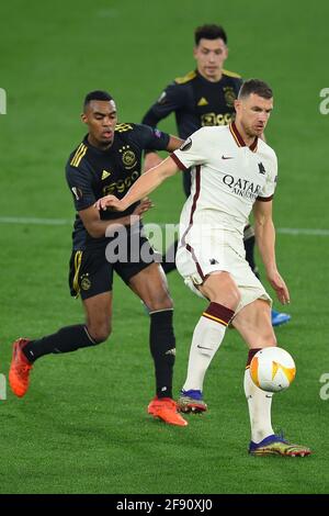 Rom, Latium. April 2021. Edin Dzeko von Roma bei der Rückkehr des Viertelfinales des Europa League Fußballspieles ALS Roma gegen Ajax im Olympiastadion in Rom, Italien, 15. April 2021. Fotografo01 Credit: Independent Photo Agency/Alamy Live News Stockfoto