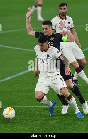 Rom, Latium. April 2021. Roger Ibanez von Roma bei der Rückkehr des Viertelfinals des Europa League Fußballspieles ALS Roma gegen Ajax im Olympiastadion in Rom, Italien, am 15. April 2021. Fotografo01 Credit: Independent Photo Agency/Alamy Live News Stockfoto