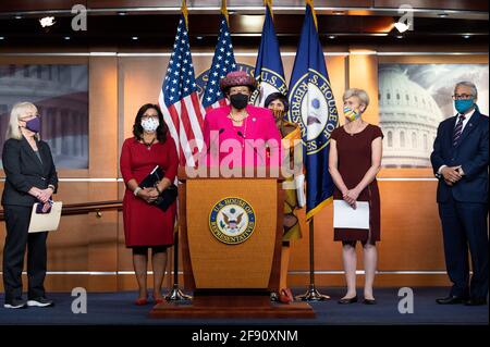 Washington, USA 15. April 2021. 15. April 2021 - Washington, DC, USA: US-Vertreterin Alma Adams (D-NC) spricht auf einer Pressekonferenz über den Paycheck Fairness Act. (Foto: Michael Brochstein/Sipa USA) Quelle: SIPA USA/Alamy Live News Stockfoto