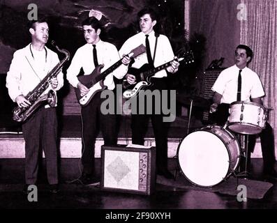 Ein Vintage-Foto aus den späten 1950er oder frühen 1960er Jahren von einer College-Rock-and-Roll-Band, die für einen Abschlussball spielt, digital koloriert und für künstlerische Effekte verändert. Stockfoto