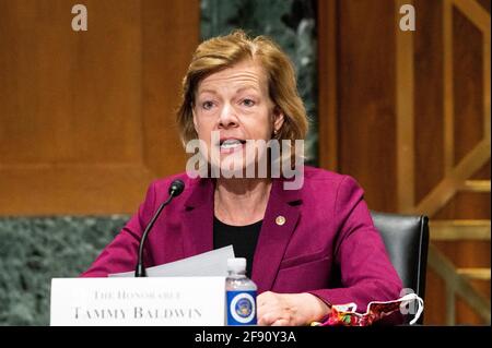 Washington, USA 15. April 2021. 15. April 2021 - Washington, DC, USA: Senatorin der USA, Tammy Baldwin (D-WI), spricht bei einer Anhörung des Finanzausschusses des Senats. (Foto: Michael Brochstein/Sipa USA) Quelle: SIPA USA/Alamy Live News Stockfoto