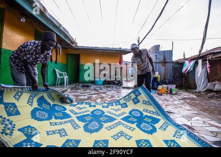 Nairobi, Kenia. April 2021. Junge Männer bereiten ihre Matten vor ihrem Haus vor, um nach Sonnenuntergang während des islamischen Fastenmonats Ramadan in Kibera zu beten.bezüglich der laufenden Covid-19-Eindämmungsmaßnahmen in Nairobi, um die schnelle Ausbreitung des Coronavirus zu stoppen, Die meisten muslimischen Brüder und Schwestern sind heute in ihren Häusern mit ihren Familien versammelt, um ihren zweiten Tag der Feier ihres heiligen Monats Ramadan zu genießen, aus Gründen der Vermeidung von öffentlichen und religiösen Versammlungen. (Foto von Donwilson Odhiambo/SOPA Images/Sipa USA) Quelle: SIPA USA/Alamy Live News Stockfoto