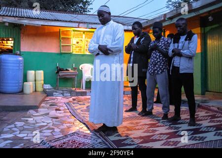 Nairobi, Kenia. April 2021. Während des islamischen Fastenmonats Ramadan in Kibera beten muslimische Brüder und Schwestern nach Sonnenuntergang. Bezüglich der laufenden Covid-19-Eindämmungsmaßnahmen in Nairobi, um die schnelle Ausbreitung des Coronavirus zu stoppen, Die meisten muslimischen Brüder und Schwestern sind heute in ihren Häusern mit ihren Familien versammelt, um ihren zweiten Tag der Feier ihres heiligen Monats Ramadan zu genießen, aus Gründen der Vermeidung von öffentlichen und religiösen Versammlungen. (Foto von Donwilson Odhiambo/SOPA Images/Sipa USA) Quelle: SIPA USA/Alamy Live News Stockfoto