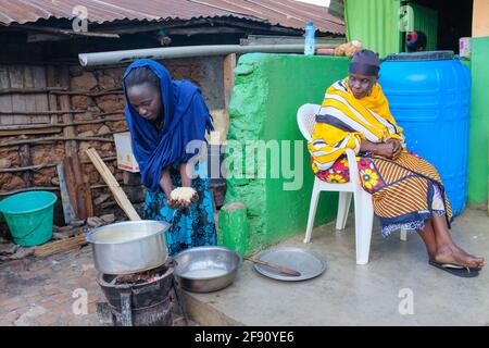 Nairobi, Kenia. April 2021. Frauen werden dabei gesehen, wie sie ihre iftar-Mahlzeiten zubereiten.bezüglich der laufenden Covid-19-Eindämmungsmaßnahmen in Nairobi, um die schnelle Ausbreitung des Coronavirus zu stoppen, Die meisten muslimischen Brüder und Schwestern sind heute in ihren Häusern mit ihren Familien versammelt, um ihren zweiten Tag der Feier ihres heiligen Monats Ramadan zu genießen, aus Gründen der Vermeidung von öffentlichen und religiösen Versammlungen. (Foto von Donwilson Odhiambo/SOPA Images/Sipa USA) Quelle: SIPA USA/Alamy Live News Stockfoto