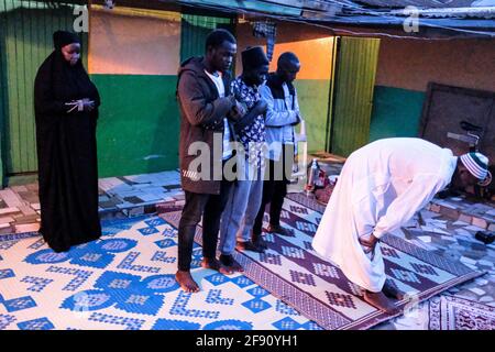 Nairobi, Kenia. April 2021. Während des islamischen Fastenmonats Ramadan in Kibera beten muslimische Brüder und Schwestern nach Sonnenuntergang. Bezüglich der laufenden Covid-19-Eindämmungsmaßnahmen in Nairobi, um die schnelle Ausbreitung des Coronavirus zu stoppen, Die meisten muslimischen Brüder und Schwestern sind heute in ihren Häusern mit ihren Familien versammelt, um ihren zweiten Tag der Feier ihres heiligen Monats Ramadan zu genießen, aus Gründen der Vermeidung von öffentlichen und religiösen Versammlungen. (Foto von Donwilson Odhiambo/SOPA Images/Sipa USA) Quelle: SIPA USA/Alamy Live News Stockfoto