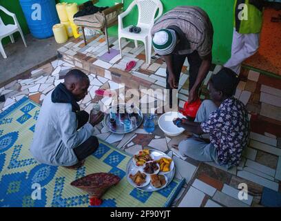 Nairobi, Kenia. April 2021. Während des islamischen Fastenmonats Ramadan in Kibera genießen muslimische Männer ihr spezielles Iftar-Essen nach Sonnenuntergang. Bezüglich der laufenden Covid-19-Eindämmungsmaßnahmen in Nairobi, um die schnelle Ausbreitung des Coronavirus zu stoppen, Die meisten muslimischen Brüder und Schwestern sind heute in ihren Häusern mit ihren Familien versammelt, um ihren zweiten Tag der Feier ihres heiligen Monats Ramadan zu genießen, aus Gründen der Vermeidung von öffentlichen und religiösen Versammlungen. (Foto von Donwilson Odhiambo/SOPA Images/Sipa USA) Quelle: SIPA USA/Alamy Live News Stockfoto