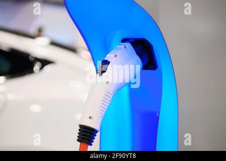 Station zum Laden von Elektroautos aus nächster Nähe. Stockfoto