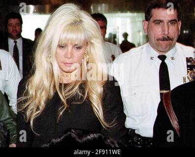 020100 Queens New York Victoria Gotti Agnello, Tochter des inhaftierten Verbrechensbosses John Gotti und Ehefrau des angeklagten Gambino capo Carmine Agnello, verlässt nach einer Kautionsverhandlung den Obersten Gerichtshof in Kew Gardens, um ihren Mann freizulassen, der wegen „unternehmerischer Racketei“ mit einer Kaution von 2 Millionen Dollar festgehalten wurde. (Foto©Neil Schneider) Stockfoto