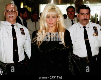 Queens New York Victoria Gotti Agnello, 2000, Tochter des inhaftierten Kriminalchefs John Gotti und Ehefrau von Gambino capo Carmine Agnello, verlässt den Obersten Gerichtshof in Kew Gardens Foto von ©Neil Schneider/PHOTOlink Stockfoto