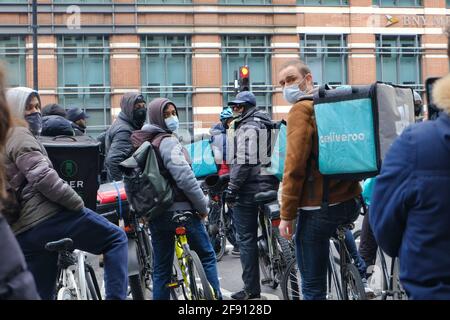 Deliveroo Riders in London streiken und organisieren eine Protestfahrt für bessere Arbeitsbedingungen, da das Unternehmen an der britischen Börse ein Debüt gibt. Stockfoto