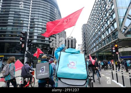 Deliveroo Riders in London streiken und organisieren eine Protestfahrt für bessere Arbeitsbedingungen, da das Unternehmen an der britischen Börse ein Debüt gibt. Stockfoto