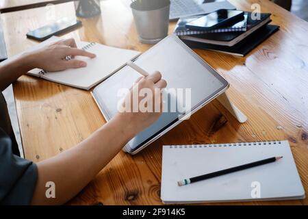 User Experience-Konzept. Creative Web Designer skizzieren Anwendung und Entwicklung von Vorlagen-Layout auf Laptop, Rahmen für digitale Geräte. Stockfoto