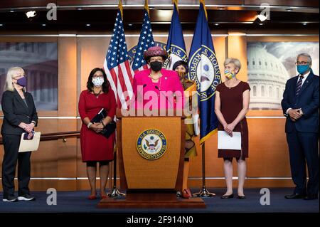 Die US-Repräsentantin Alma Adams (D-NC) spricht auf einer Pressekonferenz über den Paycheck Fairness Act. Stockfoto