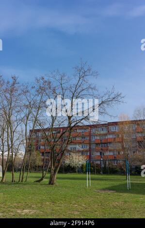 POZNAN, POLEN - 05. Apr 2016: Mehrfamilienhaus und grünes Gras an sonnigen Tagen Stockfoto