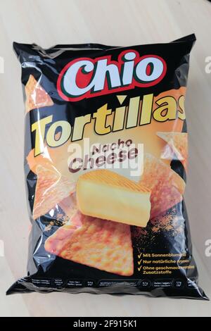 BERLIN, DEUTSCHLAND - 25. März 2021: Beutel mit Chio Tortilla Chips Nacho-Käse, Fast Food Stockfoto