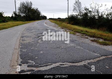 Ein knackiger, enger Abschnitt der ursprünglichen Route 66-Straßenunterführung in der Nähe von Miami, Oklahoma, bekannt als die Ribbon Road oder Sidewalk Highway. Stockfoto