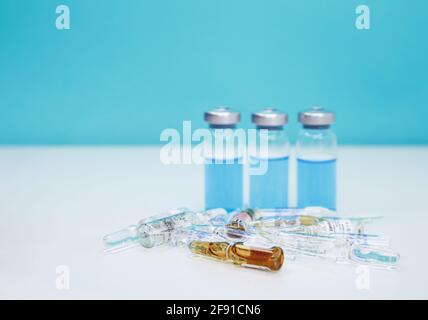 Coronavirus-Impfstoffflaschen und Spritzeninjektion. Covid19-Impfung Stockfoto