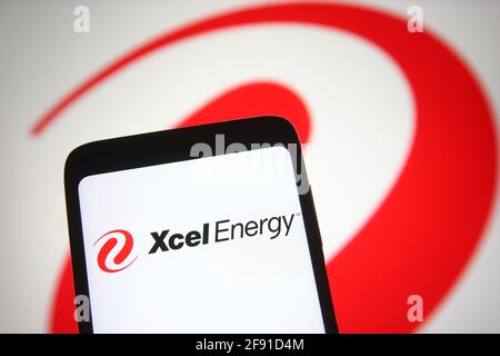 Auf dieser Abbildung ist ein Xcel Energy-Logo eines US-amerikanischen Stromdienstleisters auf einem Smartphone und einem pc-Bildschirm zu sehen. Stockfoto