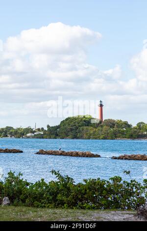 Der Jupiter Inlet Lighthouse 1860 steht am Loxahatchee River in Palm Beach County, Florida, USA. Stockfoto
