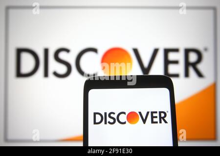 Ukraine. April 2021. In dieser Abbildung ist ein Discover-Logo von Discover Financial Services auf einem Smartphone und einem pc-Bildschirm zu sehen. Kredit: Pavlo Gonchar/SOPA Images/ZUMA Wire/Alamy Live Nachrichten Stockfoto