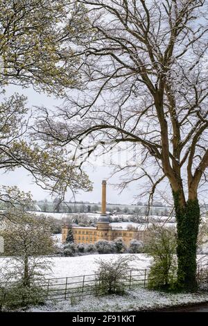 Bliss Tweed Mill im Aprilschnee. Chipping Norton, Oxfordshire, England Stockfoto