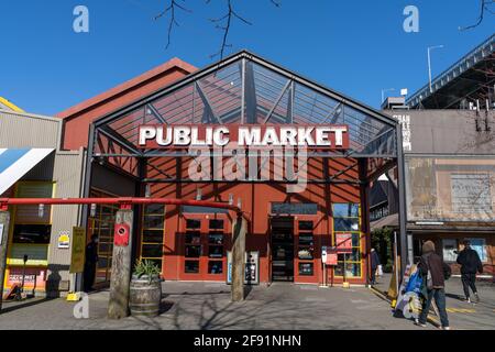 Granville Island Public Market. Ein Hallenmarkt mit einer faszinierenden Auswahl an farbenfrohen Lebensmittel- und Lebensmittelgeschäften. Vancouver, BC, Kanada. Stockfoto