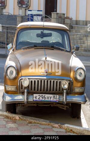 Car GAZ 21 sowjetischen Retro. Sonniger Herbsttag. Vorderansicht. Krim, Sudak - 10. Oktober 2020. Stockfoto