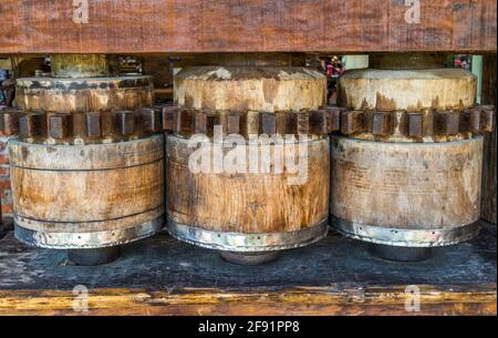 Nahaufnahme von alten Holzzahnrädern Stockfoto
