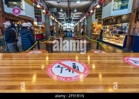 Granville Island Public Market. Während der Pandemieperiode des 19. Covid-Jahres gab es keine Mahlzeiten auf dem Zimmer. Vancouver, BC, Kanada. Stockfoto