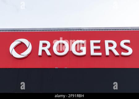 Ottawa, Kanada - 10. April 2021: Rogers Store Facade, kanadischer Mobilfunkanbieter, Kommunikations- und Medienunternehmen Stockfoto