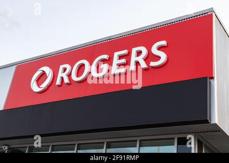 Ottawa, Kanada - 10. April 2021: Rogers Store Facade, kanadischer Mobilfunkanbieter, Kommunikations- und Medienunternehmen Stockfoto