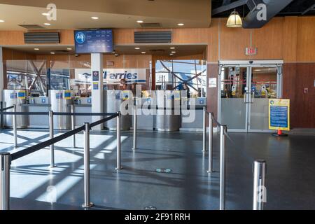 BC Ferries Tsawwassen Fährterminal Ticketschalter während der Pandemieperiode des 19. Covid. Stockfoto