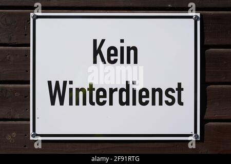 Schild auf einem Weg in Deutschland mit der Aufschrift Nein Winterdienst (kein Winterdienst) Stockfoto